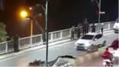 Mersin'de köprüden atlayan genç hayatını kaybetti Mersin'de köprüden atlayan genç hayatını kaybetti
