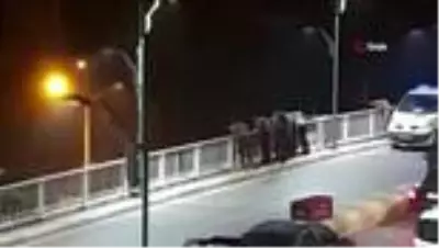 Mersin'de köprüden atlayan genç hayatını kaybetti Mersin'de köprüden atlayan genç hayatını kaybetti