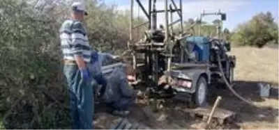 Kayınvalidesinin kabrinin bulunduğu mezarlıktaki çeşmelerin akmadığını gören damat, sondaj yaparak 21 metreden su çıkardı Kayınvalidesinin kabrinin bulunduğu mezarlıktaki çeşmelerin akmadığını gören damat, sondaj yaparak 21 metreden su çıkardı