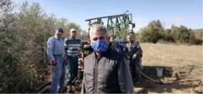 Kayınvalidesinin kabrinin bulunduğu mezarlıktaki çeşmelerin akmadığını gören damat, sondaj yaparak 21 metreden su çıkardı Kayınvalidesinin kabrinin bulunduğu mezarlıktaki çeşmelerin akmadığını gören damat, sondaj yaparak 21 metreden su çıkardı