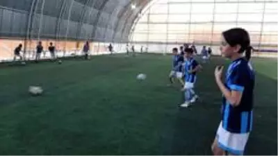 Oğlunun futbol aşkı anneye futbol kulübü kurdurdu Oğlunun futbol aşkı anneye futbol kulübü kurdurdu