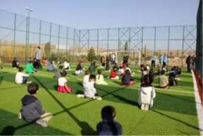 Son dakika haber... Öğrencilere halı sahada Peygamber Efendimizin çocuk sevgisi anlatıldı Son dakika haber... Öğrencilere halı sahada Peygamber Efendimizin çocuk sevgisi anlatıldı