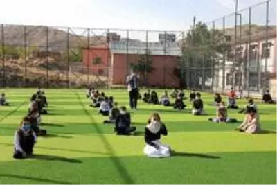 Son dakika haber... Öğrencilere halı sahada Peygamber Efendimizin çocuk sevgisi anlatıldı Son dakika haber... Öğrencilere halı sahada Peygamber Efendimizin çocuk sevgisi anlatıldı