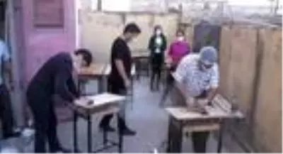 Öğretmenler, okulun sıralarını yeniledi Öğretmenler, okulun sıralarını yeniledi
