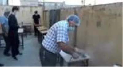 Öğretmenler, okulun sıralarını yeniledi Öğretmenler, okulun sıralarını yeniledi