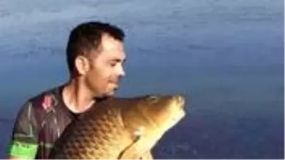 Oltasına takılan 27,5 kilo ağırlığındaki sazanı suya bırakıp gönülleri fethetti Oltasına takılan 27,5 kilo ağırlığındaki sazanı suya bırakıp gönülleri fethetti