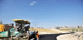 Osmangazi Mahallesi'nde yeni açılan yollar asfaltlanıyor