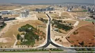 Osmangazi Mahallesi'nde yeni açılan yollar asfaltlanıyor Osmangazi Mahallesi'nde yeni açılan yollar asfaltlanıyor