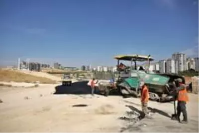 Osmangazi Mahallesi'nde yeni açılan yollar asfaltlanıyor Osmangazi Mahallesi'nde yeni açılan yollar asfaltlanıyor