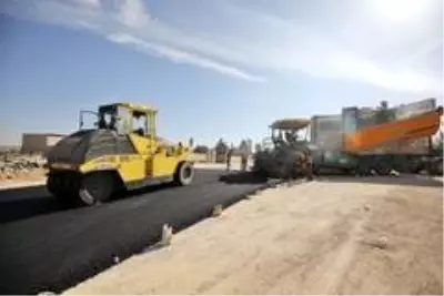 Osmangazi Mahallesi'nde yeni açılan yollar asfaltlanıyor Osmangazi Mahallesi'nde yeni açılan yollar asfaltlanıyor