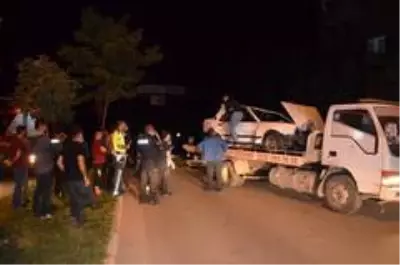 Otomobil önce ağaca sonra direğe çarptı: 2 yaralı Otomobil önce ağaca sonra direğe çarptı: 2 yaralı