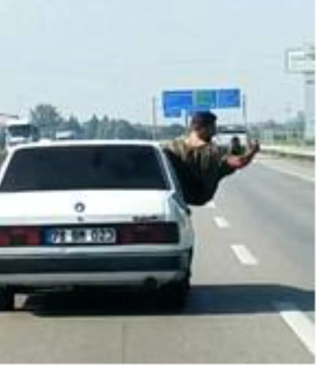 Otomobilden sarkıp, tehlikeli hareketler yaptı