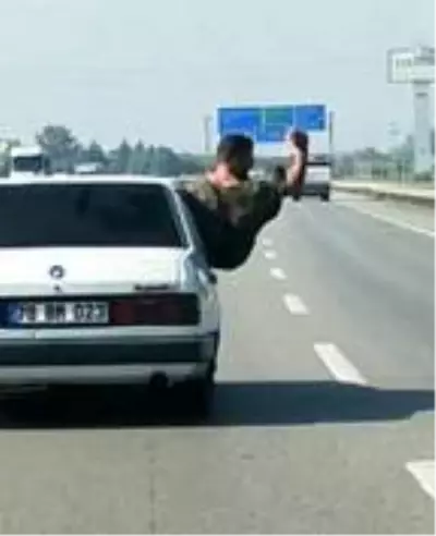 Otomobilden sarkıp, tehlikeli hareketler yaptı Otomobilden sarkıp, tehlikeli hareketler yaptı