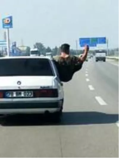 Otomobilden sarkıp, tehlikeli hareketler yaptı Otomobilden sarkıp, tehlikeli hareketler yaptı