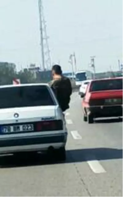 Otomobilden sarkıp, tehlikeli hareketler yaptı Otomobilden sarkıp, tehlikeli hareketler yaptı