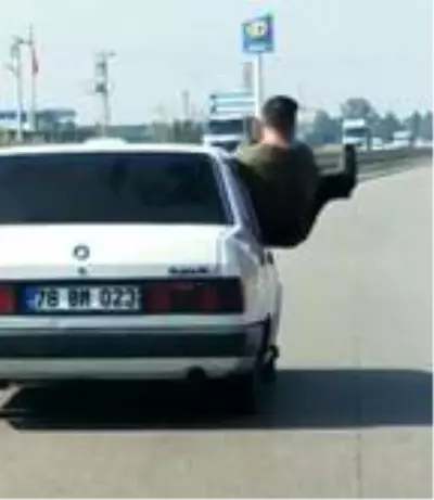 Otomobilden sarkıp, tehlikeli hareketler yaptı Otomobilden sarkıp, tehlikeli hareketler yaptı