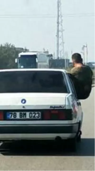 Otomobilden sarkıp, tehlikeli hareketler yaptı Otomobilden sarkıp, tehlikeli hareketler yaptı