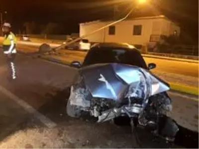 Otomobilin çarptığı aydınlatma direği evin çatısına düştü Otomobilin çarptığı aydınlatma direği evin çatısına düştü