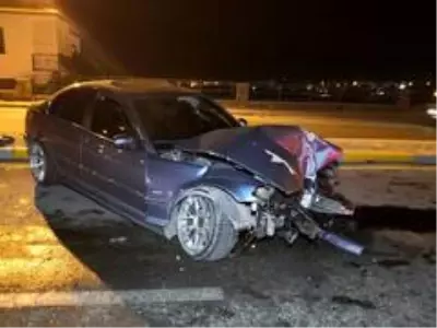 Otomobilin çarptığı aydınlatma direği evin çatısına düştü Otomobilin çarptığı aydınlatma direği evin çatısına düştü