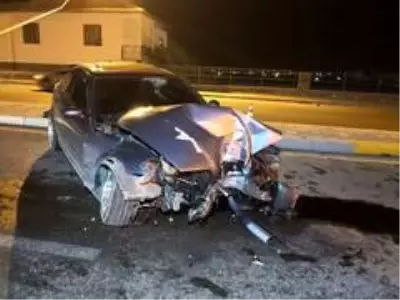 Otomobilin çarptığı aydınlatma direği evin çatısına düştü Otomobilin çarptığı aydınlatma direği evin çatısına düştü
