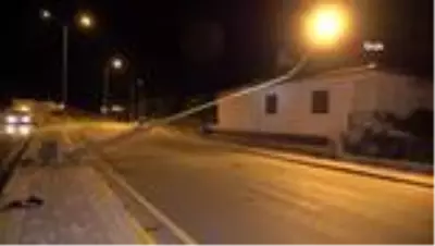 Otomobilin çarptığı aydınlatma direği evin çatısına düştü Otomobilin çarptığı aydınlatma direği evin çatısına düştü