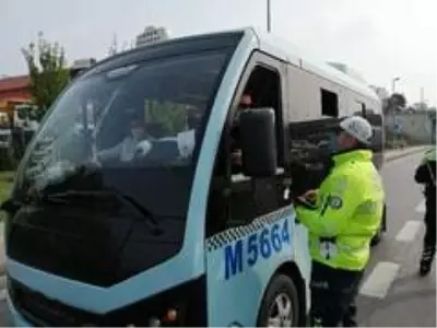 Polisten minibüslerde Covid 19 denetimi Polisten minibüslerde Covid 19 denetimi