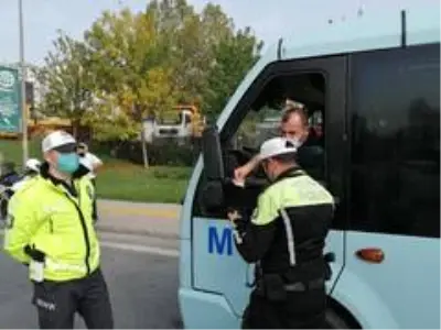Polisten minibüslerde Covid 19 denetimi Polisten minibüslerde Covid 19 denetimi