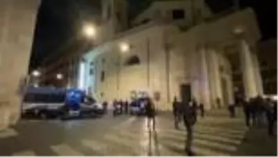 Salgın tedbirlerinin protesto edildiği gösteride olaylar çıktı Salgın tedbirlerinin protesto edildiği gösteride olaylar çıktı