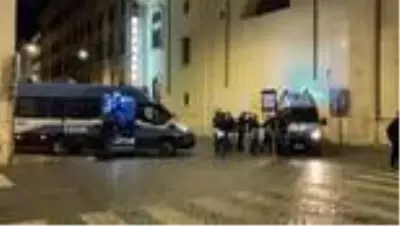 Salgın tedbirlerinin protesto edildiği gösteride olaylar çıktı Salgın tedbirlerinin protesto edildiği gösteride olaylar çıktı