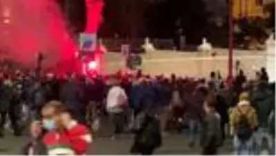 Salgın tedbirlerinin protesto edildiği gösteride olaylar çıktı Salgın tedbirlerinin protesto edildiği gösteride olaylar çıktı