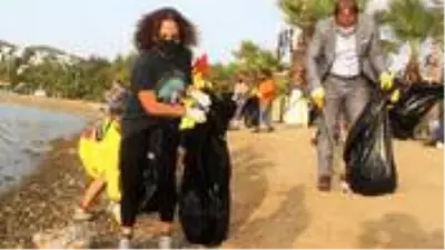 Sertab Erener, Bodrum'da çöp toplayıp isyan etti: Utanıyorum insan olmaktan Sertab Erener, Bodrum'da çöp toplayıp isyan etti: Utanıyorum insan olmaktan