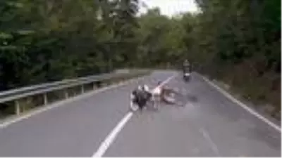 Son dakika haber... Kaza sonrası sürüklenen motosikletinin peşinden koştu Son dakika haber... Kaza sonrası sürüklenen motosikletinin peşinden koştu