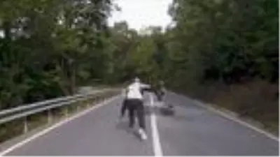 Son dakika haber... Kaza sonrası sürüklenen motosikletinin peşinden koştu Son dakika haber... Kaza sonrası sürüklenen motosikletinin peşinden koştu