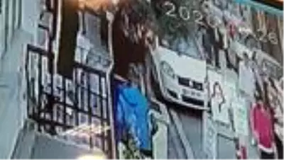 Sokak ortasında önce kalçasından sonra boynundan bıçakladı Sokak ortasında önce kalçasından sonra boynundan bıçakladı