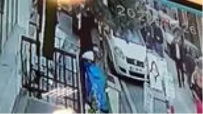 Sokak ortasında önce kalçasından sonra boynundan bıçakladı Sokak ortasında önce kalçasından sonra boynundan bıçakladı
