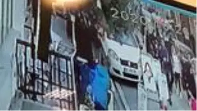 Sokak ortasında önce kalçasından sonra boynundan bıçakladı Sokak ortasında önce kalçasından sonra boynundan bıçakladı