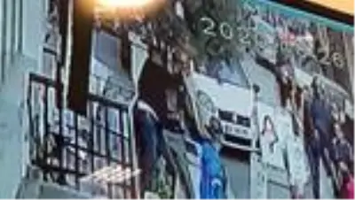 Sokak ortasında önce kalçasından sonra boynundan bıçakladı Sokak ortasında önce kalçasından sonra boynundan bıçakladı