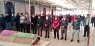 Seyhan: Kocaeli'de soluk borusuna ekmek parçası kaçması sonucu ölen çocuk toprağa verildi Seyhan: Kocaeli'de soluk borusuna ekmek parçası kaçması sonucu ölen çocuk toprağa verildi