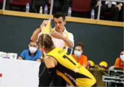 Sultanlar Ligi: Eczacıbaşı VitrA: 2 VakıfBank: 3 Sultanlar Ligi: Eczacıbaşı VitrA: 2 VakıfBank: 3