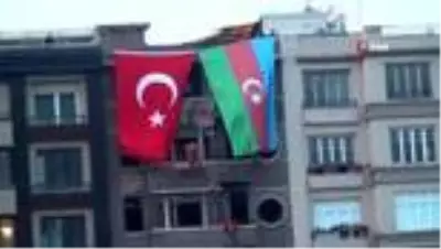 Taksim'de 29 Ekim Cumhuriyet Bayramı öncesi Türk ve Azerbaycan bayrakları asıldı Taksim'de 29 Ekim Cumhuriyet Bayramı öncesi Türk ve Azerbaycan bayrakları asıldı