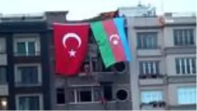 Taksim'de 29 Ekim Cumhuriyet Bayramı öncesi Türk ve Azerbaycan bayrakları asıldı Taksim'de 29 Ekim Cumhuriyet Bayramı öncesi Türk ve Azerbaycan bayrakları asıldı