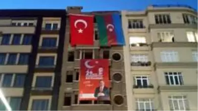 Taksim'de 29 Ekim Cumhuriyet Bayramı öncesi Türk ve Azerbaycan bayrakları asıldı Taksim'de 29 Ekim Cumhuriyet Bayramı öncesi Türk ve Azerbaycan bayrakları asıldı