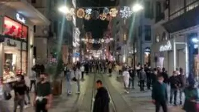 Taksim'de 29 Ekim Cumhuriyet Bayramı öncesi Türk ve Azerbaycan bayrakları asıldı Taksim'de 29 Ekim Cumhuriyet Bayramı öncesi Türk ve Azerbaycan bayrakları asıldı