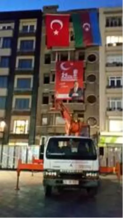 Taksim'de 29 Ekim Cumhuriyet Bayramı öncesi Türk ve Azerbaycan bayrakları asıldı Taksim'de 29 Ekim Cumhuriyet Bayramı öncesi Türk ve Azerbaycan bayrakları asıldı