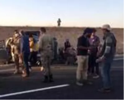 Şanlıurfa'da tarım işçilerini taşıyan minibüs devrildi: 1 ölü, 11 yaralı Şanlıurfa'da tarım işçilerini taşıyan minibüs devrildi: 1 ölü, 11 yaralı