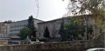 Kütahya: Taş Mektep değil, 1964 yılında yapılan ve depreme dayanıksız olan bina yıkılacak Kütahya: Taş Mektep değil, 1964 yılında yapılan ve depreme dayanıksız olan bina yıkılacak
