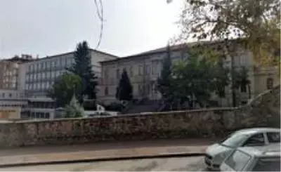 Taş Mektep değil, 1964 yılında yapılan ve depreme dayanıksız olan bina yıkılacak Taş Mektep değil, 1964 yılında yapılan ve depreme dayanıksız olan bina yıkılacak