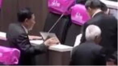 Taylandlı parlamentosunda hareketli anlar: Milletvekili meclis konuşmasında kolunu kesti Taylandlı parlamentosunda hareketli anlar: Milletvekili meclis konuşmasında kolunu kesti