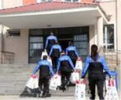 Van'da Mevlidi Nebi Haftası'nda polisten çocuklara hediye Van'da Mevlidi Nebi Haftası'nda polisten çocuklara hediye