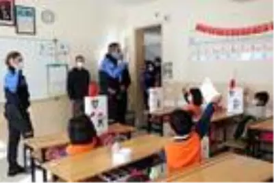 Van'da Mevlidi Nebi Haftası'nda polisten çocuklara hediye Van'da Mevlidi Nebi Haftası'nda polisten çocuklara hediye
